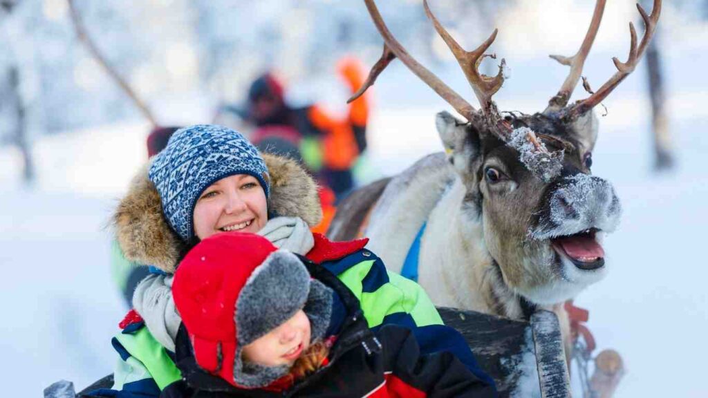 Niños disfrutando de un viaje a LAPONIA para conocer a Santa Claus