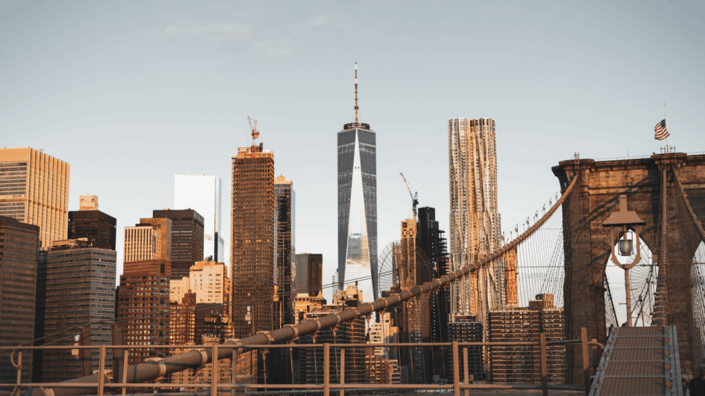 Nueva York con vistas a puente colgante y edificios de fondo