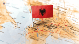 Mapa de Albania con bandera colocada ubicando el país en el mapa.