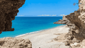 Playa con arena de arena blanca y rocas
