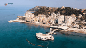 Puerto marítimo de Dürres en Albania. Vista panorámica del puerto, playa y paseo marítimo con la ciudad de fondo. 