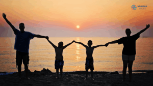 Fotografía con familia de cuatro viendo una puesta de sol