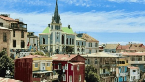 Vista panorámica de la ciudad de Valparaíso en Chile con sus característicos edificios de colores.