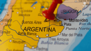 Mapa de Argentina con chincheta roja.