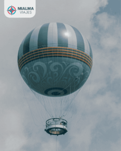 Fotografía de globo con diseño de disney en azul. Logo de mialma Viajes en esquina superior izquierda