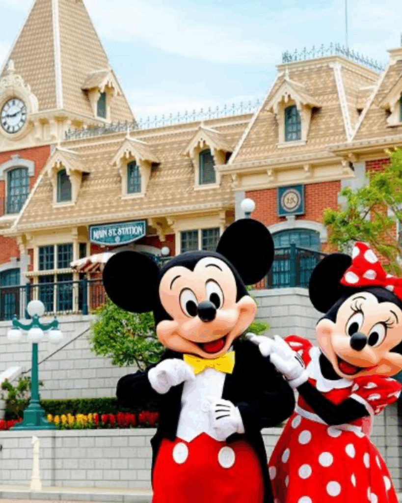Fotografía de parque temático Disney con personajes Mikey y Minie Mouse.