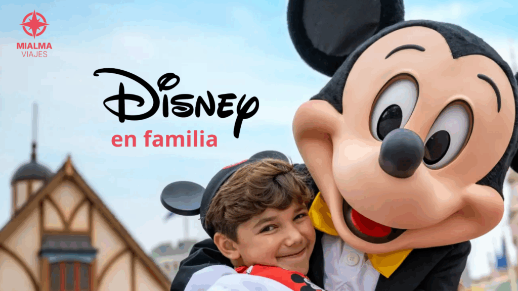 Fotografía de niño con Mickey Mouse en Disney World Orlando. Texto "Disney en familia" y logo de Mialma Viajes, agencia especializada en viajes en familia. 