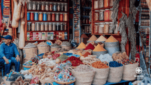 Puesto de especies y otros artículos en la medina de Marrakech