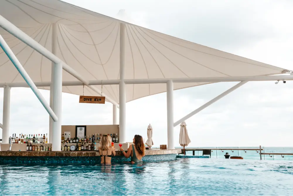 Zonas de adultos con pool bar en el mejor resort de Riviera Maya para familias