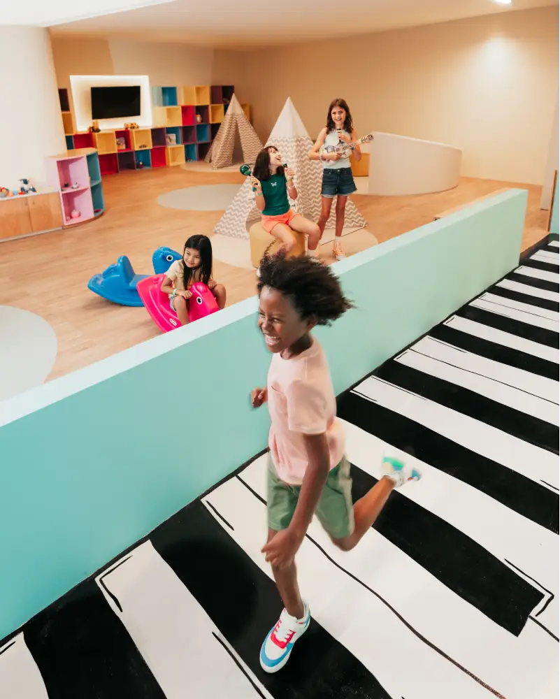 Niños jugando en Hard Rock Roxity Kids Club
