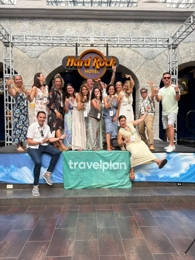 Equipo de Mialma Viajes en escenarios de actuaciones del Hotel Hard Rock en Riviera Maya
