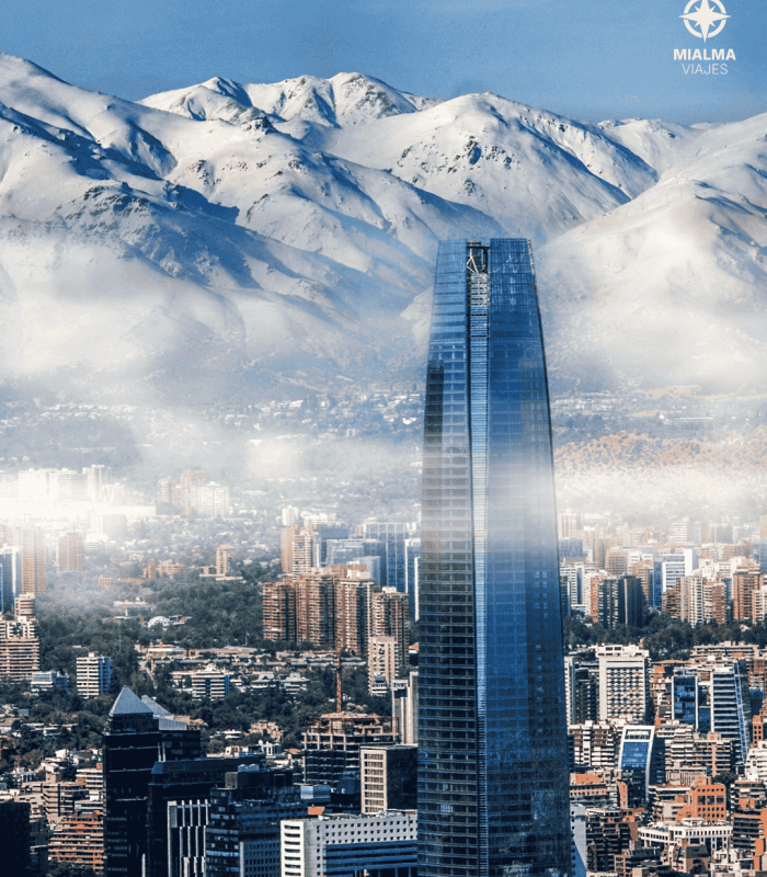 Vista panorámica de la ciudad de Santiago de Chile, con montañas de fondo.