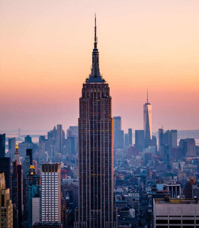 Vista del Empire State Building desde el puente de Manhattan en Nueva York al atardecer.