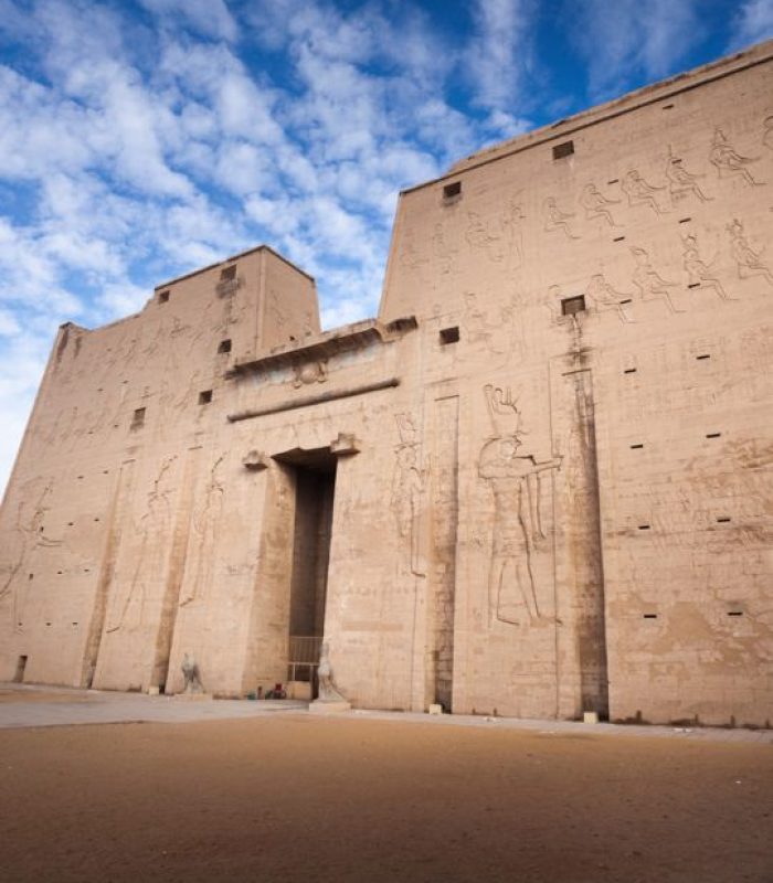 Fachada del Templo de Edfu en un viaje a Egipto.