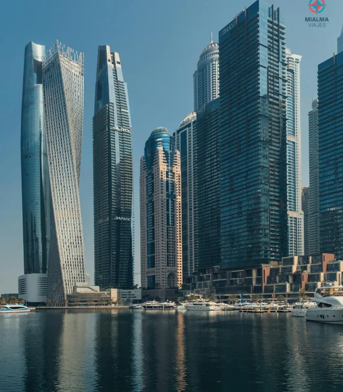 Skyline Dubái. Logo de Mialma Viajes, agencia de viajes en familia en esquina superior izquierda.