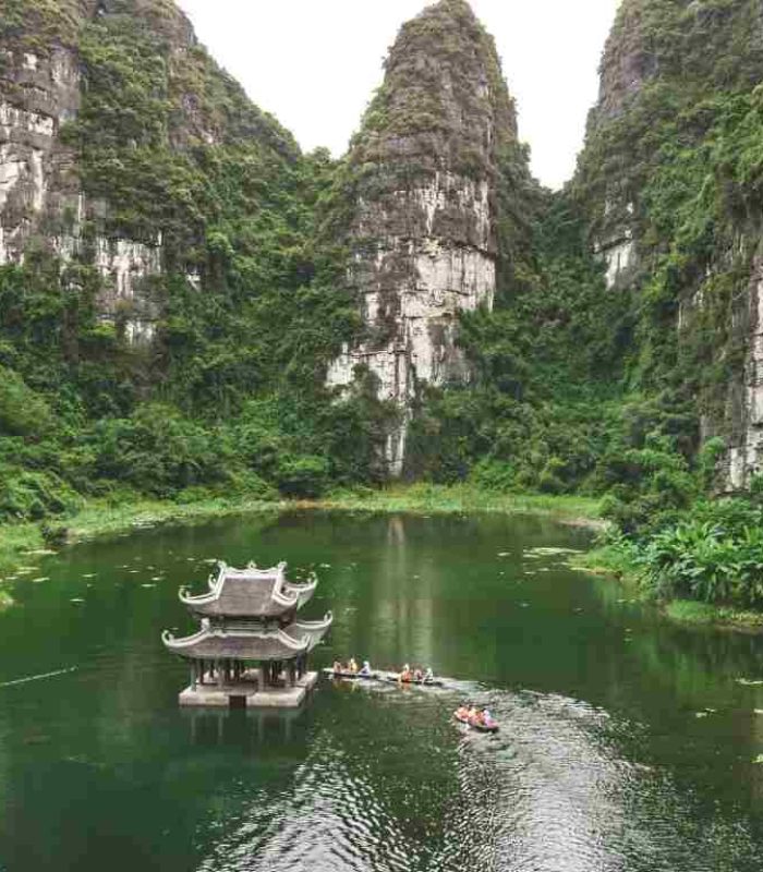 Vietnam en familia: Río en NINH BINH con montañas de fondo.