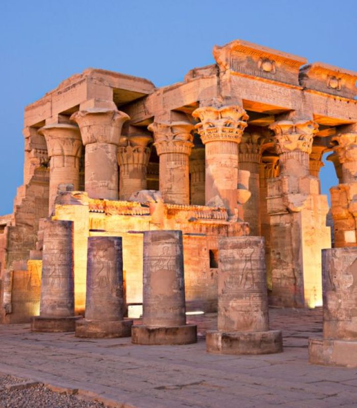 Templo iluminado de Kom Ombo al atardecer en un viaje a Egipto.