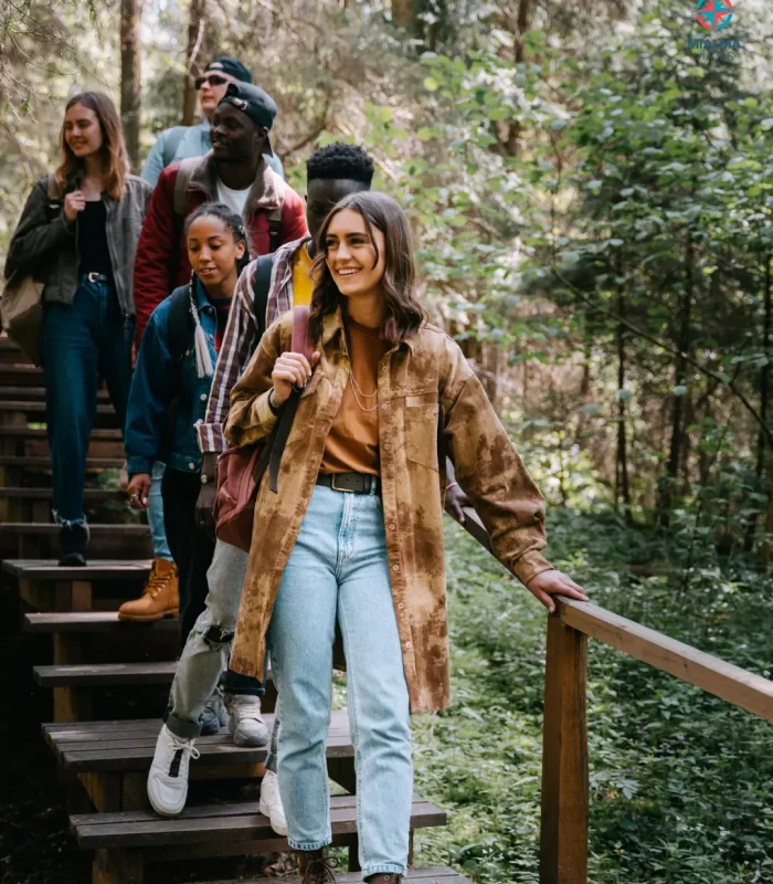 Grupo de adolescentes realizando ruta en parque de Dinamarca