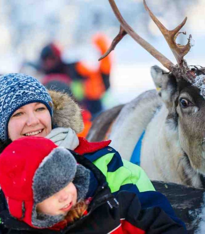 Niños disfrutando de un viaje a LAPONIA para conocer a Santa Claus