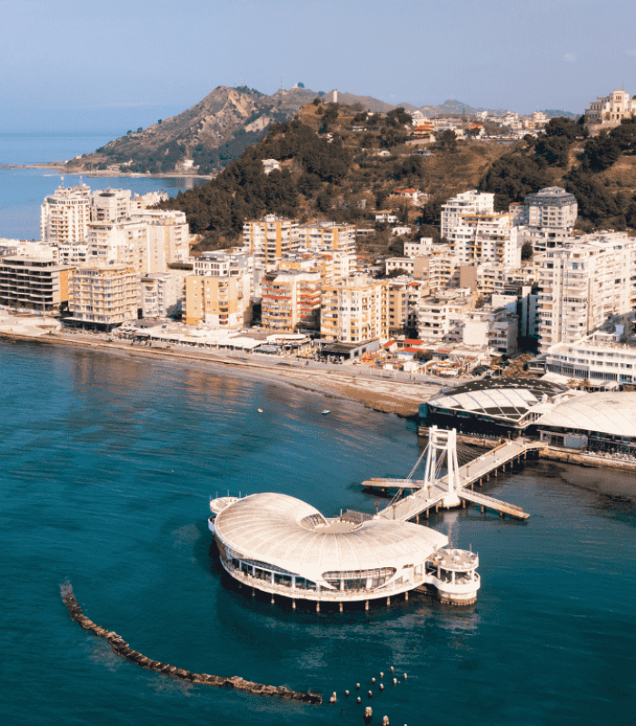Puerto marítimo de Dürres en Albania. Vista panorámica del puerto, playa y paseo marítimo con la ciudad de fondo.