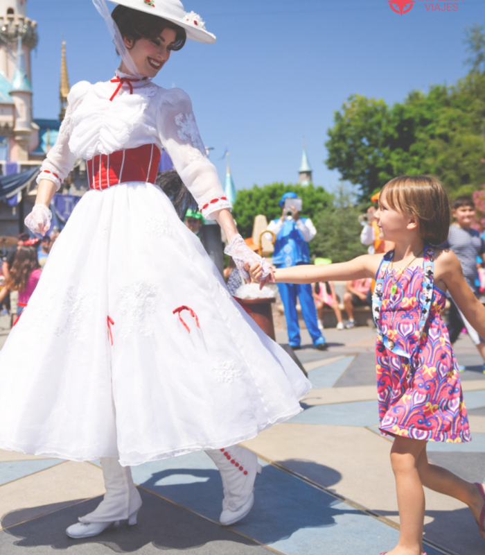 Fotografía de niña con Mary Poppins en Disney World. Logo de Mialma Viajes en la esquina izquierda.