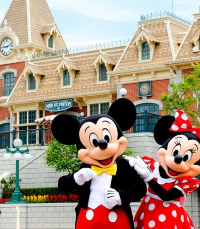 Fotografía de parque temático Disney con personajes Mikey y Minie Mouse.