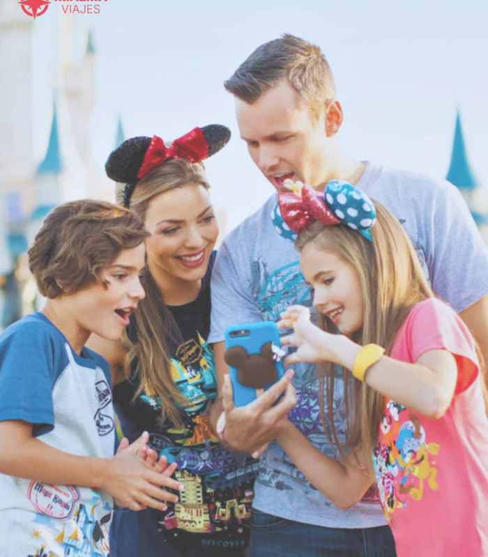 Fotografía de familia en parque temático Disney Orlando. Logo de Mialma Viajes en la parte superior izquierda.