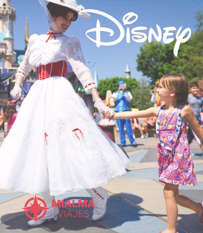 Fotografía de niña con Mary Poppins en Disney World. Logo de Mialma Viajes en la esquina izquierda.