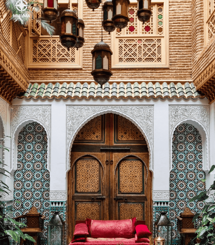 Interior de Riad en Marrakech. Logo de Mialma viajes, agencia de viajes en familia.